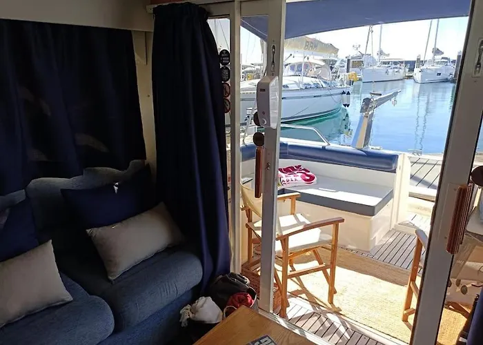 Barco Buzios Iii ספינת מלון קסקאיס